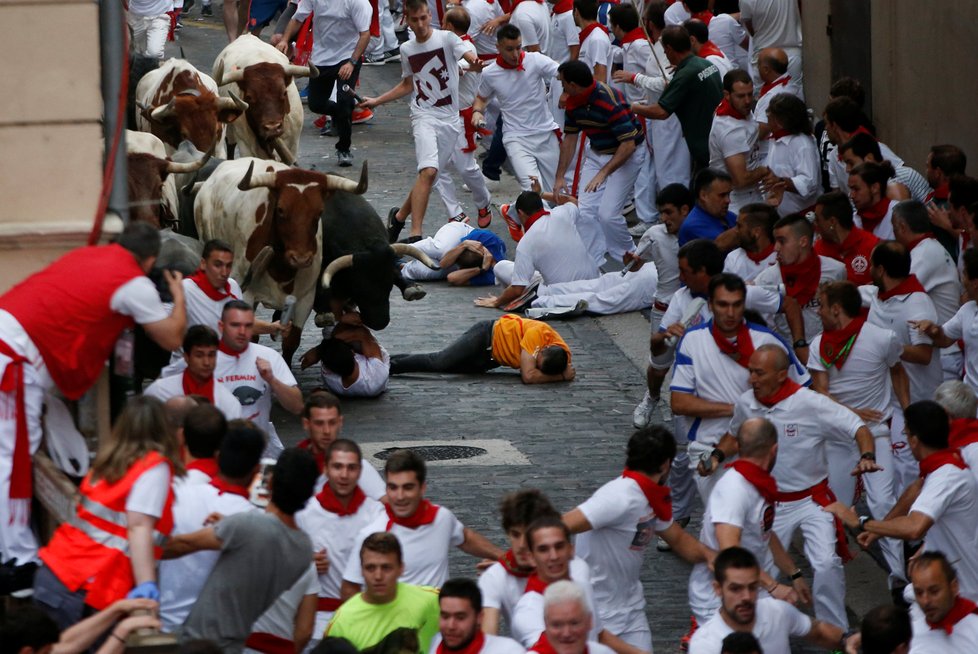 Ranní běh s býky ulicemi Pamplony