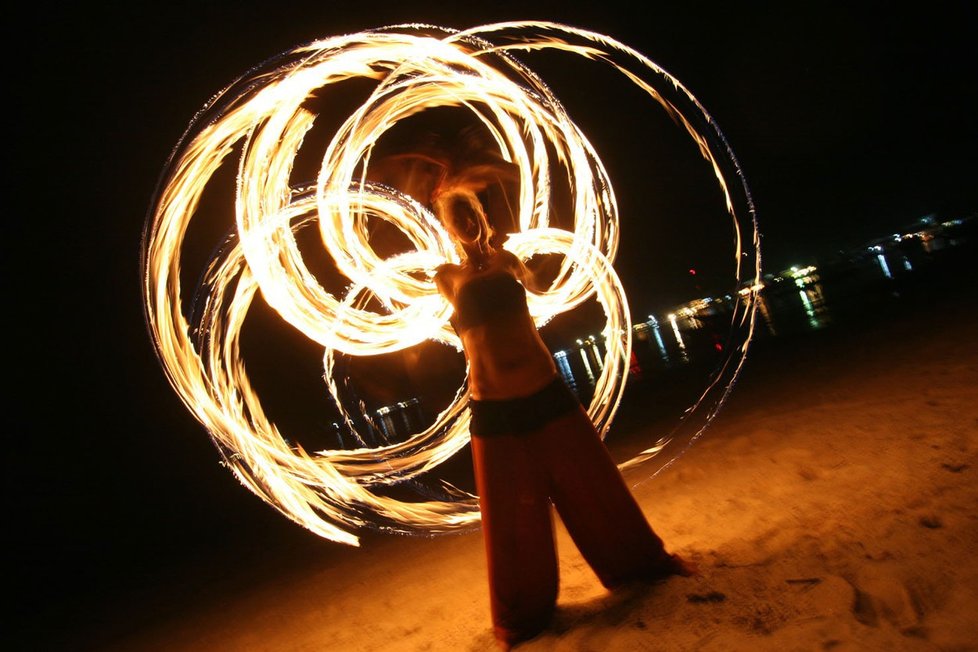 Festival zahrnuje ohně, které symbolizují očistu.