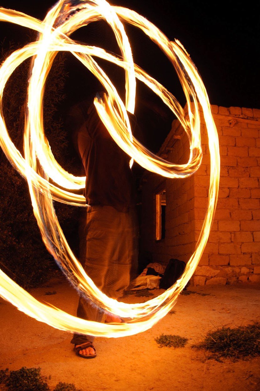 Festival zahrnuje ohně, které symbolizují očistu. Často se objevují tance se zapálenými pojkami.