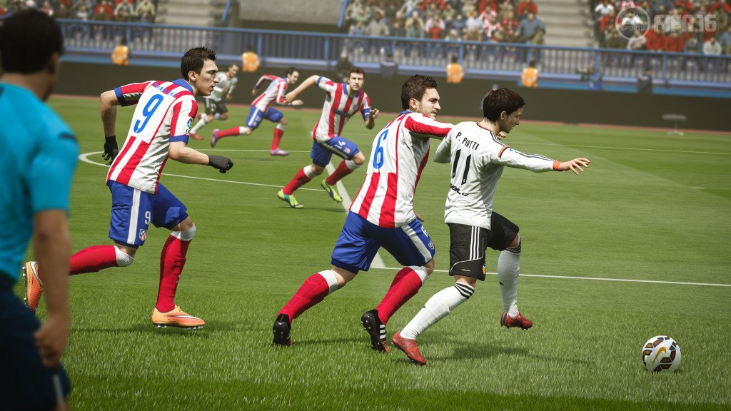 Přihrávky jsou ve FIFA 16 snadné a intuitivní.