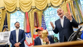 Šéf FIFA Gianni Infantino s pohárem MS 2026 v Bílém domě (2025).