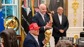 Šéf FIFA Gianni Infantino s pohárem MS 2026 v Bílém domě (2025).