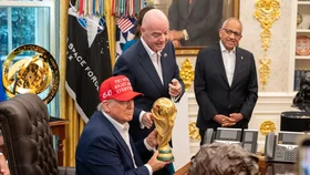 Šéf FIFA Gianni Infantino s pohárem MS 2026 v Bílém domě (2025).