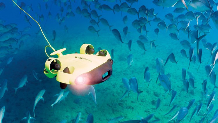Amatérský dron FiFish V6 umí díky šesti motorům fZ doslova tančit podvodní balet