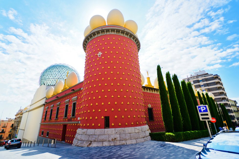 Divadelní muzeum surrealistického génia – Salvadora Dalího v katalánském městě Figueres