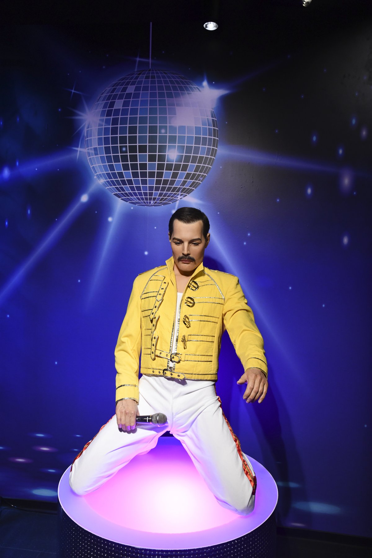 Figura Freddieho Mercuryho si v ničem nezadá s originálem. Takhle vypadal v dobách své největší slávy.