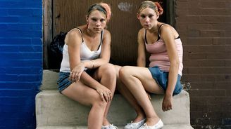 Narkomani, prostitutky, bezdomovci. Drsně zachycený život „ulice drogově závislých“ ve Filadelfii