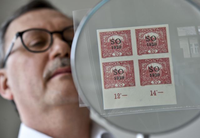 V rámci prodeje sbírky filatelisty Ludvíka Pytlíčka se dnes prodala nejvzácnější poštovní známka Československa.