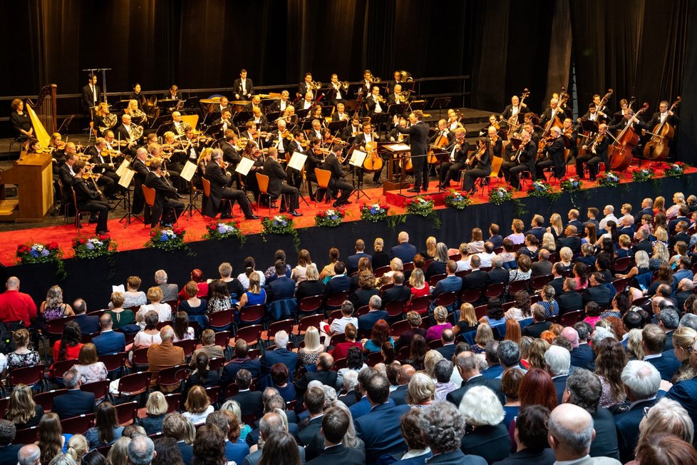 Zahájení českého předsednictví: Koncert České filharmonie narušili aktivisté. (1. 7. 2022)