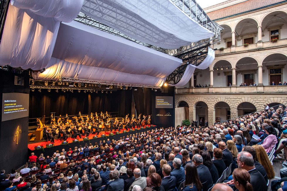 Zahájení českého předsednictví: Koncert České filharmonie narušili aktivisté. (1. 7. 2022)