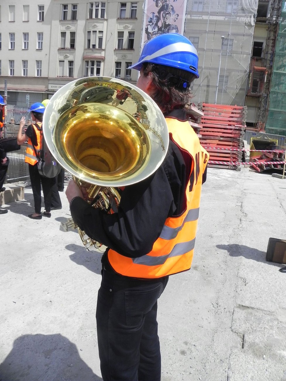 Brněnští filharmonici originálně zahráli Ježkovu skladbu Bugatti step na dně stavební jámy. Na místě vzniká budoucí Sál pro Brno, kde najdou v roce 2020 svůj domov