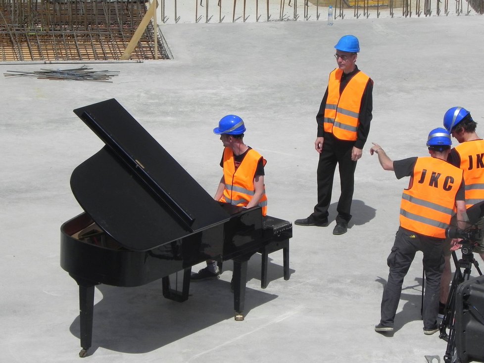 Brněnští filharmonici originálně zahráli Ježkovu skladbu Bugatti step na dně stavební jámy. Na místě vzniká budoucí Sál pro Brno, kde najdou v roce 2020 svůj domov