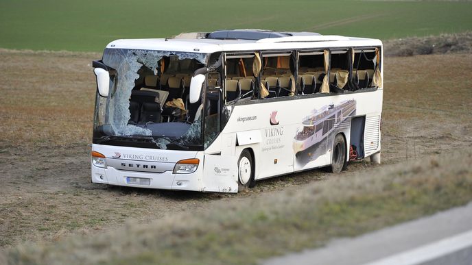 Nehoda autobusu s českými filharmoniky u dolnorakouského Mistelbachu si dnes podle nejnovějších údajů záchranářů vyžádala 13 zraněných.