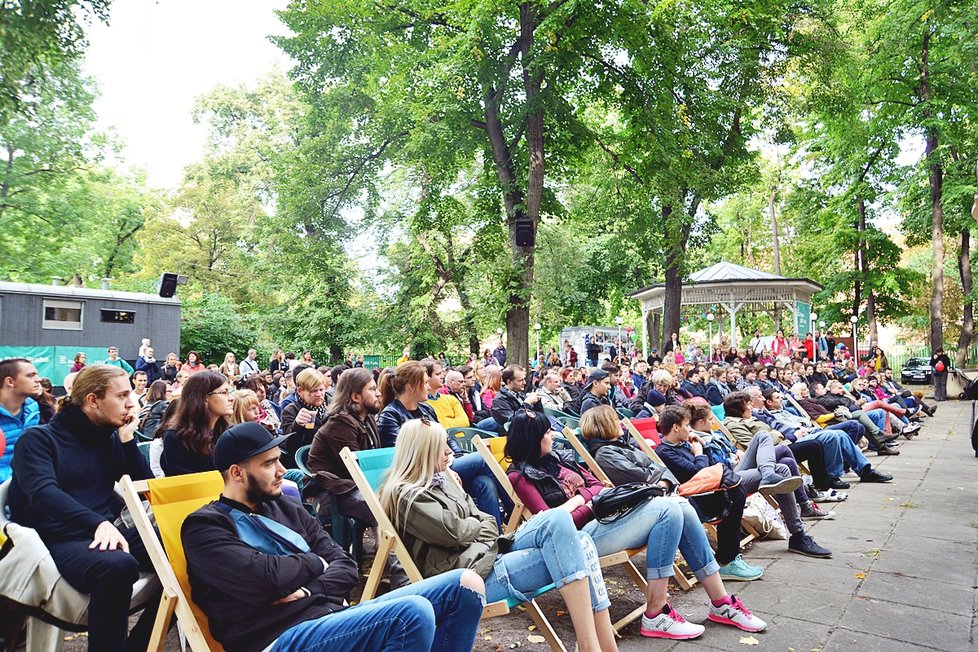 Veřejná zkouška filmharmonie v zahradě rádia Regina