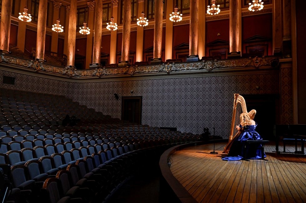 Kvůli zákazu pořádání kulturních a dalších akcí zahráli filharmonici před prázdným sálem Rudolfina. Benefiční koncert vynesl 4 a půl milionu korun.