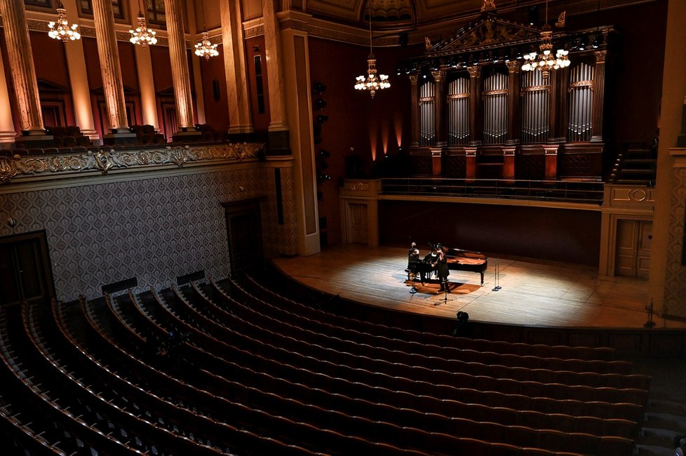 Kvůli zákazu pořádání kulturních a dalších akcí zahráli filharmonici před prázdným sálem Rudolfina. Benefiční koncert vynesl 4 a půl milionu korun.