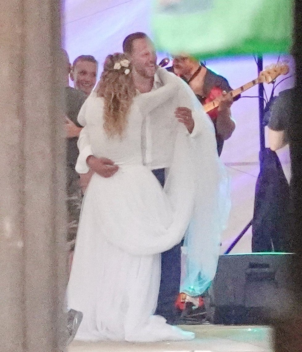 Filip a Jovana Blažkovi při svatebním tanci.
