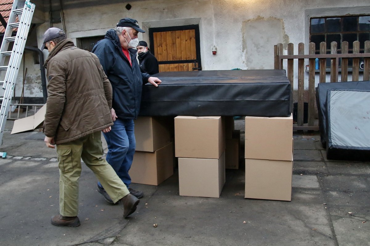 Petr Drozda dole dohlížel na to, aby kaskadér padal do měkkého.