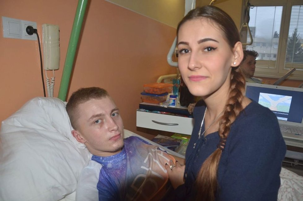 Filip s přítelkyní v nemocnici