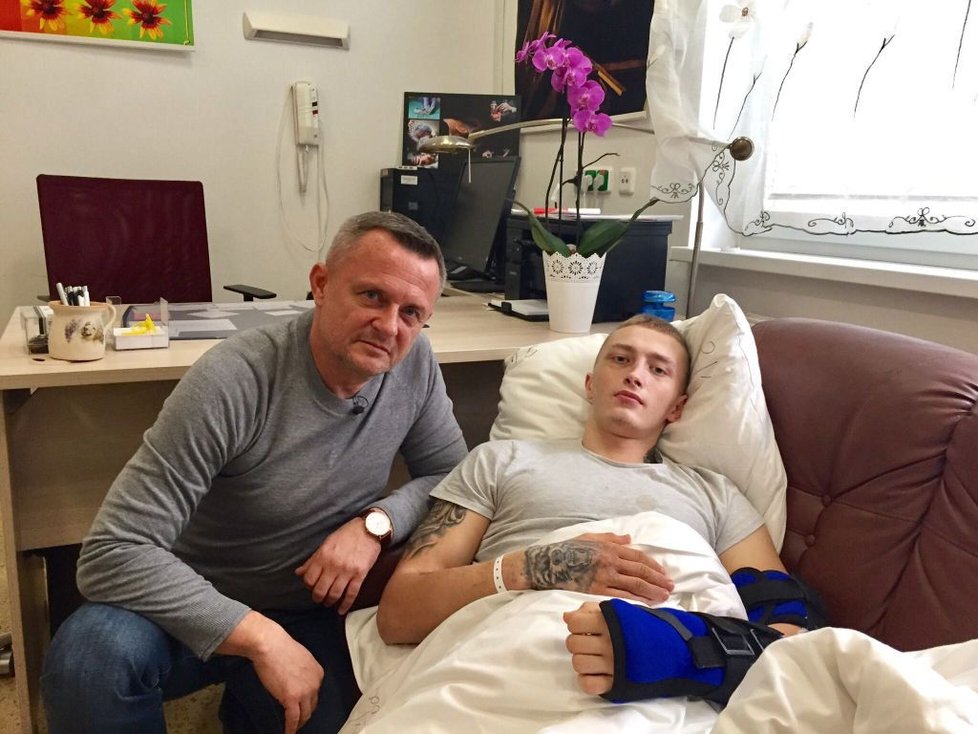 Filipa v nemocnici navštívil moderátor Vilo Rozboril.