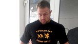 Český šampion v kulturistice nosí tričko s nápisem: Uprchlíci nejsou vítáni!