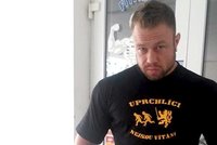 Český šampion v kulturistice nosí tričko s nápisem: Uprchlíci nejsou vítáni!
