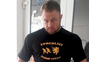 Filip Grznár se chlubí tričkem s nápisem „Uprchlíci nejsou vítáni“.