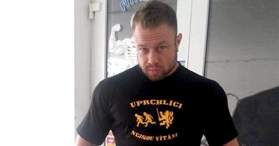 Filip Grznár se chlubí s tričkem s nápisem &#34;Uprchlíci nejsou vítáni&#34;.