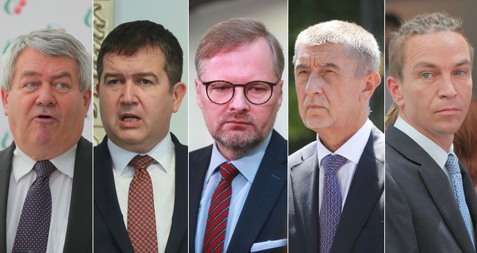 Předsedové partají: Zleva Vojtěch Filip (KSČM), Jan Hamáček (ČSSD), Petr Fiala (ODS), Andrej Babiš (ANO) a Ivan Bartoš (Piráti)