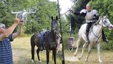 Kaskadérská škola pro filmové koně: Na farmě Rybníček se učí, jak zahrát smrt!