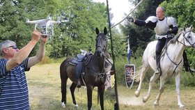 Kaskadérská škola pro filmové koně: Na farmě Rybníček se učí, jak zahrát smrt!