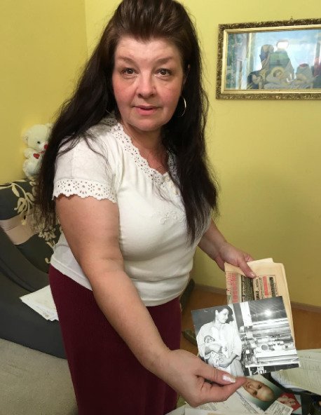 Svetlana ukazuje fotky syna.