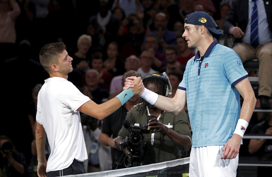 Filip Krajinovič přijímá gratulace od Johna Isnera