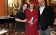 Filipa po maturitě doprovodili oba rodiče – Lucie Bílá a Petr Kratochvíl Filipa po maturitě doprovodili oba rodiče – Lucie Bílá a Petr Kratochvíl
