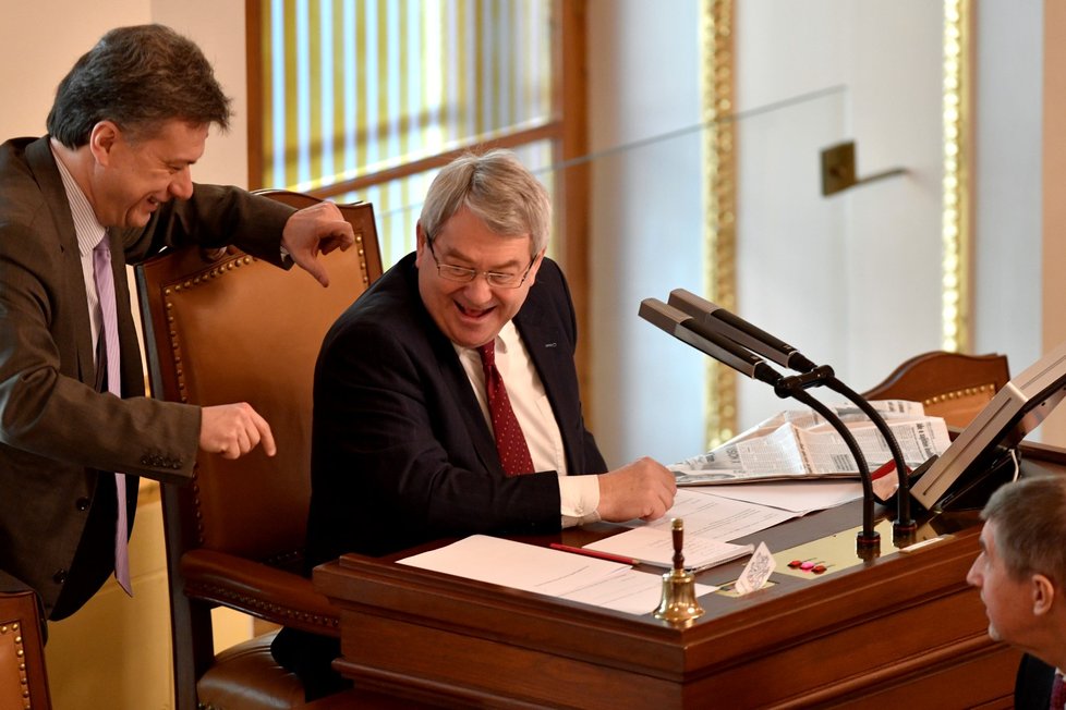 Místopředseda Poslanecké sněmovny a šéf KSČM Vojtěch Filip se při jednání poslanců dobře bavil.