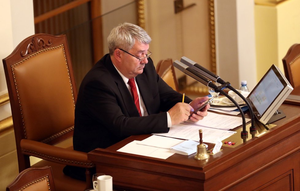 Místopředseda Poslanecké sněmovny Vojtěch Filip (KSČM) si krátil řízení schůze s mobilem v ruce. (26. 6. 2019)