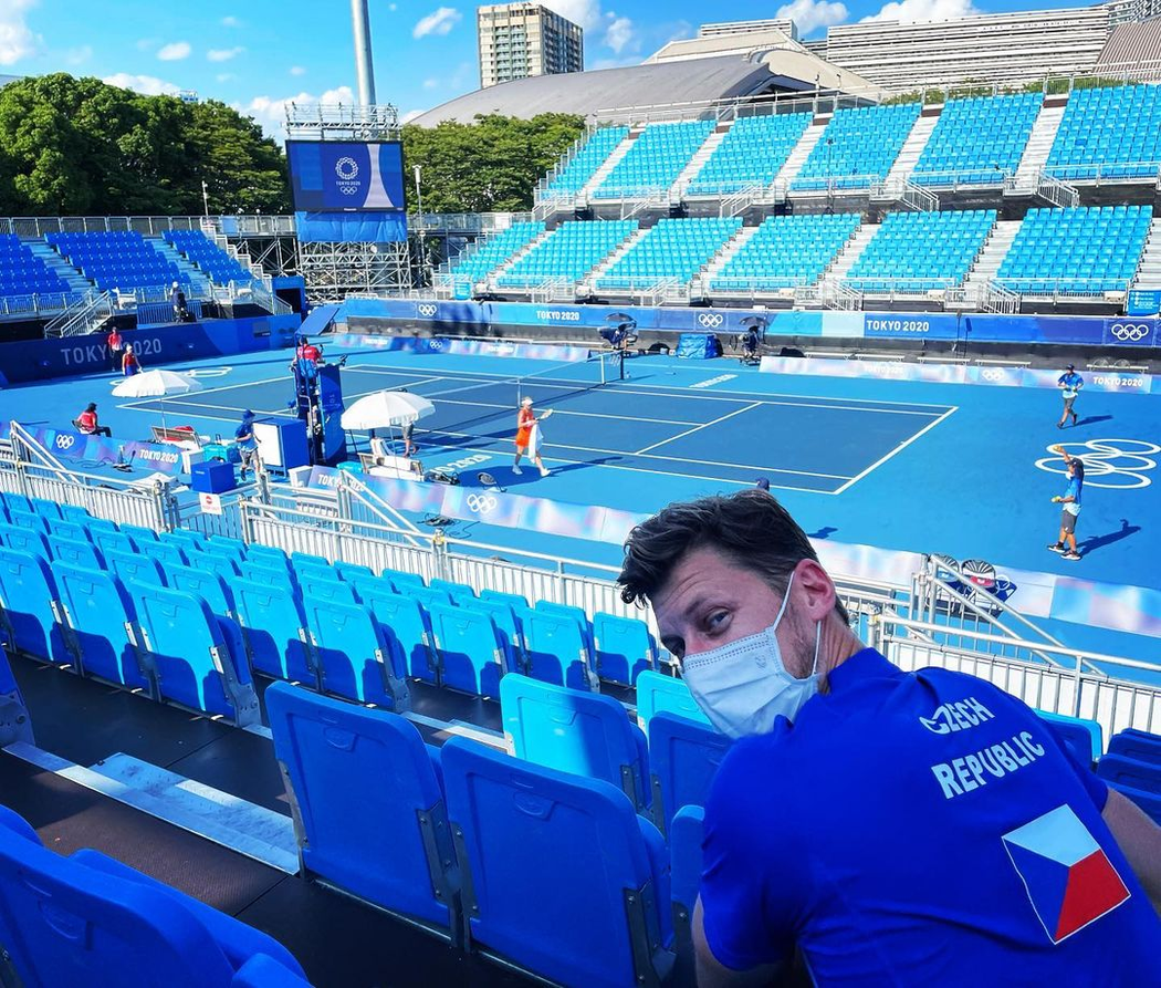Filip Neusser na tribuně při tenisovém turnaji