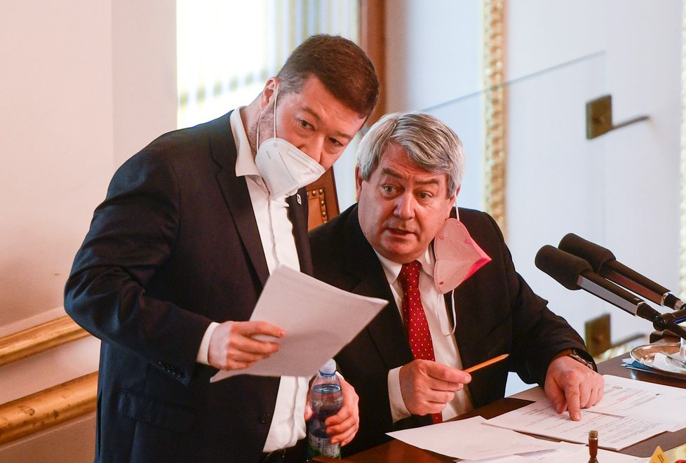 Předseda SPD Tomio Okamura a předseda KSČM Vojtěch Filip v Poslanecké sněmovně během projednávání prodloužení nouzového stavu (26.2.2021)