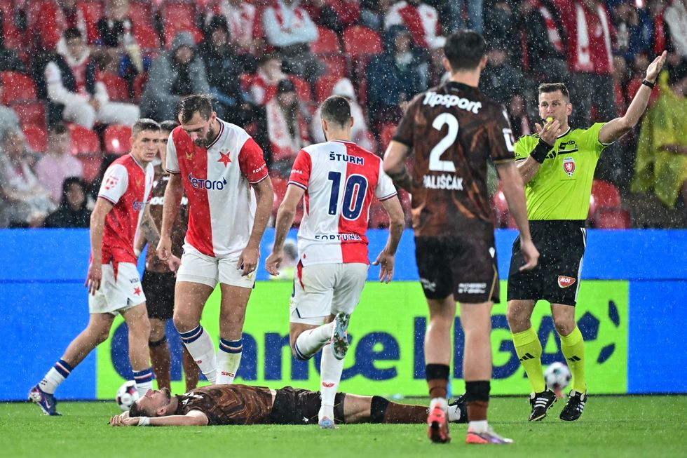 ZLATÁ PÍŠŤALKA: V Edenu měl o faulu rozhodnout Volek, ne VAR. A co přehlédl sudí na Hané? ZLATÁ PÍŠŤALKA: V Edenu měl o faulu rozhodnout Volek, ne VAR. A co přehlédl sudí na Hané?
