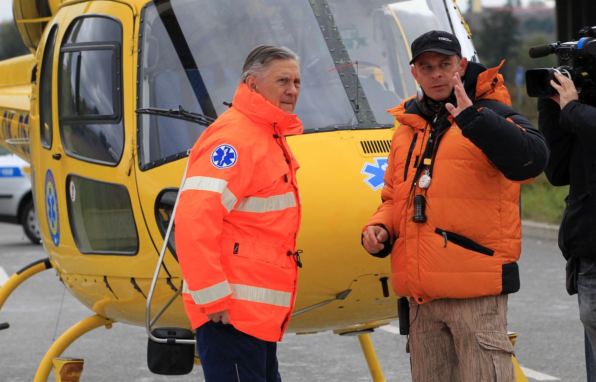 Režisér Filip Renč dává pokyny Petru Kostkovi.