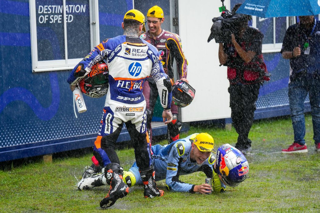 O čtvrt sekundy uniklo letos českému jezdci Filipovi Salačovi vítězství v mistrovství světa silničních motocyklů v Thajsku. Závod kategorie MotoGP celý propršel. Na trati se český jezdec pádu vyhnul, ale před vyhlášením na kluzké trávě uklouzl.