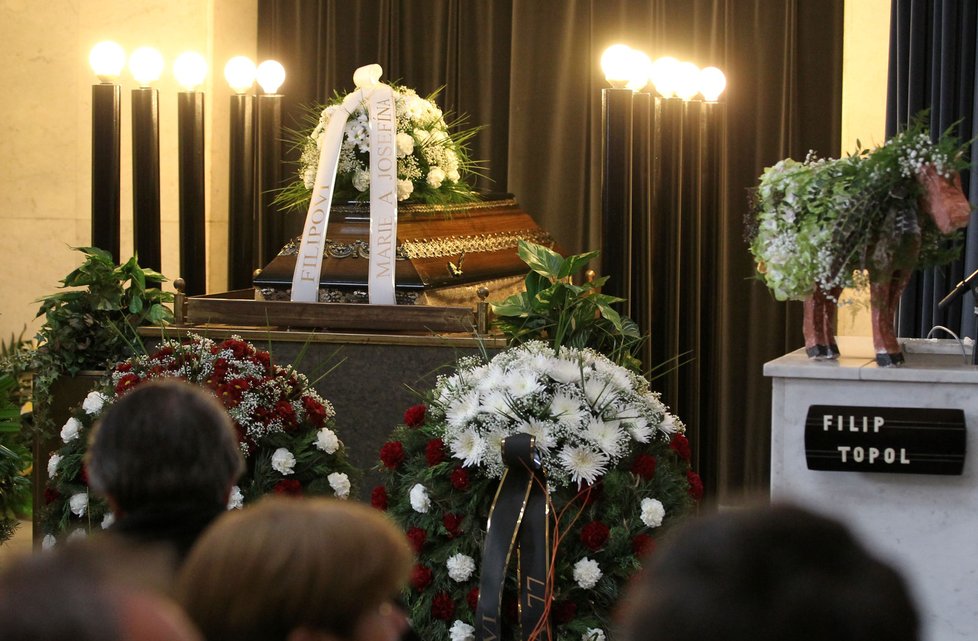 Pohřeb zesnulého zpěváka Filipa Topola