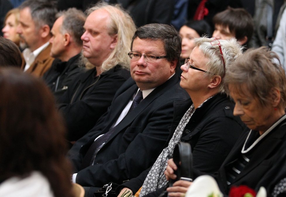 Na pohřeb přišel i politik Alexandr Vondra