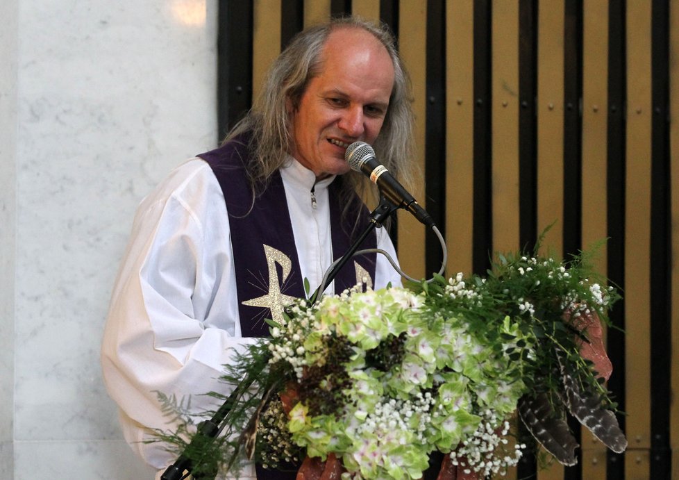 Nad rakví vedl smuteční řeč kněz Ladislav Heryán, který pohřbíval i Magora Ivana Jirouse