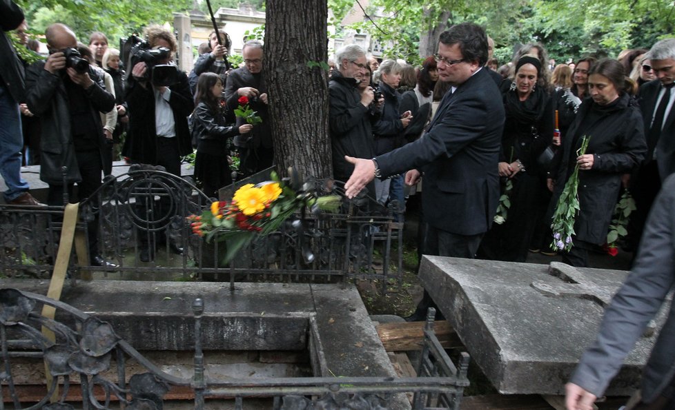 Alexandr Vondra hodil do hrobu Topolovi květinu