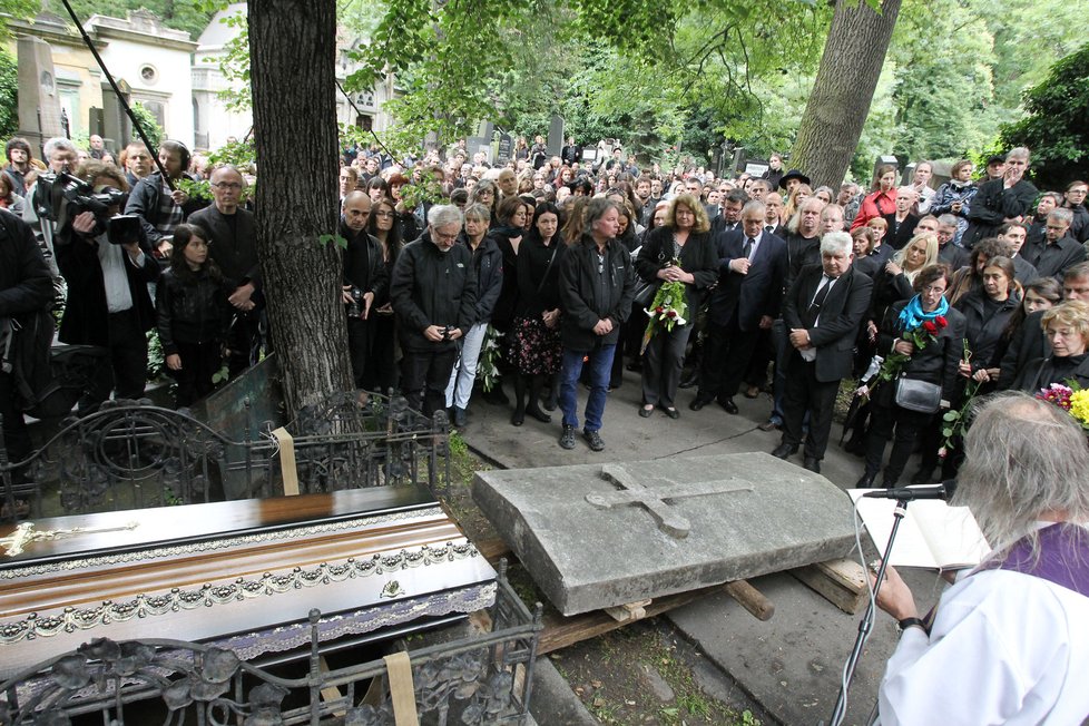 Topola pohřbili do rodinné hrobky na Olšanských hřbitovech