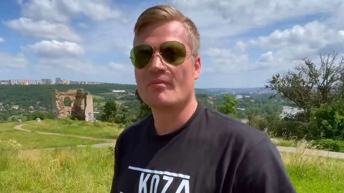 Filip Turek se s kumpány bavil házením jogurtů Filip Turek se s kumpány bavil házením jogurtů