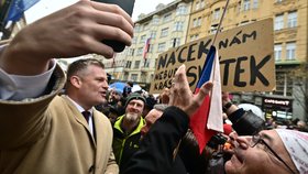 Filip Turek čelil na Národní třídě pískání i pokřikům (17.11.2025)