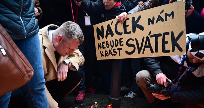 Filip Turek čelil na Národní třídě pískání i pokřikům (17.11.2025)