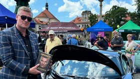 Filip Turek (za Motoristy sobě) se svou knihou